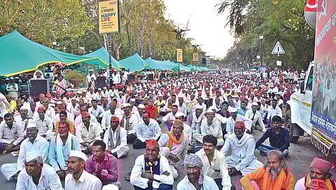 नाशिक : जिल्हाधिकारी कार्यालयासमोर विविध मागण्यांसाठी सुरु असलेले कष्टकऱ्यांचे आंदोलन. (छाया :हेमंत घोरपडे)