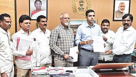 नाशिक : जिल्हाधिकारी जलज शर्मा यांना निवेदन देताना माजी आमदार जे. पी. गावित. कामगार नेते डी. एल. कराड, इरफान शेख, भिका राठोड, रमेश चौधरी, नीलेश शिंदे, नानू पाडावी आदी पदाधिकारी.