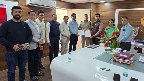 सिडको : विक्रम देशमाने यांचा सत्कार करताना धनंजय बेळे, ललित बूब, राजेंद्र अहिरे, उमेश कोठावदे, प्रमोद वाघ, हर्षद बेळे, योगिता आहेर, रवी शामदसानी, मनिष रावळ.