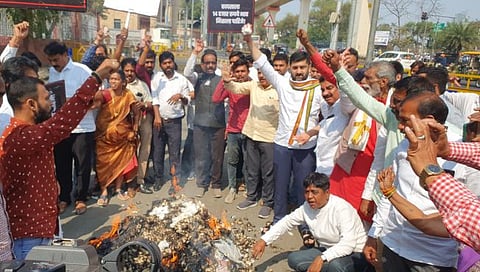 नागपूर : राष्ट्रवादी शरद पवार गटाने कापूस जाळत केला सरकारचा निषेध
