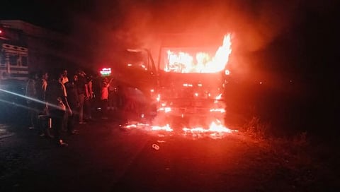 नाशिक-पुणे मार्गावरील दोडीजवळ टेम्पोला आग, केबीन जळून खाक