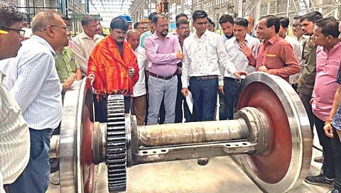 नाशिकरोड : एकलहरारोड वरील रेल्वे ट्रॅक्शन कारखान्याची पाहणी करताना खासदार हेमंत गोडसे.