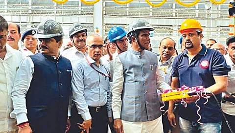 नाशिकरोड : रेल्वे कर्षण कारखान्यात रेल्वे चाकांच्या निर्मिती तसेच दुरुस्ती प्रकल्पाच्या उद्घाटनप्रसंगी केंद्रीय रेल्वे राज्यमंत्री रावसाहेब दानवे. समवेत खासदार हेमंत गोडसे आणि मान्यवर. (छाया : उमेश देशमुख)