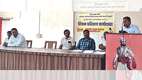 राजूर : टॅलेंट सर्च परीक्षा शिक्षण प्रशिक्षण कार्यशाळेत मार्गदर्शन करताना प्रकल्प अधिकारी राजन पाटील. समवेत लेखाधिकारी अभिजित खेडकर, नानासाहेब झरेकर, प्रशांत हासे, विठ्ठल झनन आदी.