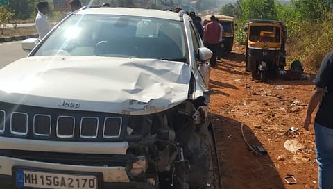 सिंधुदुर्ग : नांदगाव येथे कार आणि रिक्षाची समोरासमोर धडक