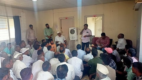 कोल्हापूर : शेतकऱ्यांनी धामणी प्रकल्पावर घेतली अधिकाऱ्यांची भेट; आंदोलनाचा दिला इशारा