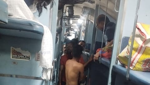 परभणी: संभाजीनगर-हैदराबाद एक्सप्रेसमध्ये मध्यरात्री थरार; प्रवाशांनी चोरट्यांना दिला बेदम चोप