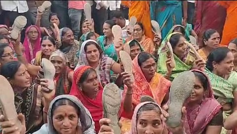 अंतरवाली सराटी येथे छगन भुजबळ यांच्या विरुद्ध घोषणाबाजी; महिलांनी हातात चपला घेऊन केला निषेध