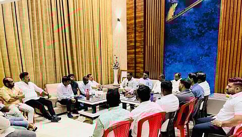 खासदार शिंदे यांच्या विरोधात ठराव