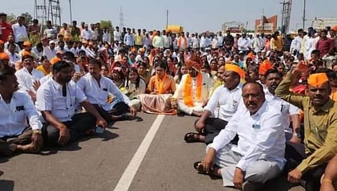 मोहोळ येथे मराठा आरक्षणासाठी नवरा नवरीसह वऱ्हाडाचे रस्ता रोको आंदोलन