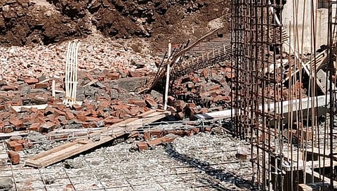 बांधकामाची भिंत कोसळून कामगाराचा मृत्यू