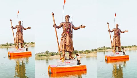 कौठाळीच्या नदीपात्रात साकारली शिवरायांची प्रतिकृती
