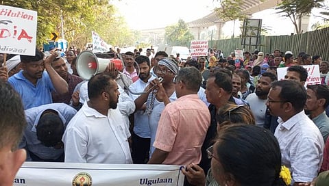 Goa News : राजकीय आरक्षणासाठी आदिवासी समाजाचा मांडवी पुलावर रास्ता रोको