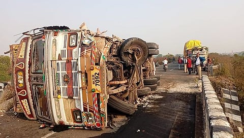 औंढा-हिंगोली रस्त्यावर टायर फुटल्याने ट्रक उलटला, एक जण गंभीर जखमी