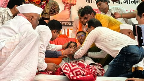 जरांगेंना नारायणगडच्या मठाधिपतींकडून बळजबरीने पाणी पाजण्याचा प्रयत्न, पण…