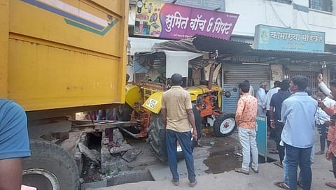 कोल्हापूर : हुपरीत भरधाव ट्रॅक्टर दुकानात घुसला; तरुणांच्या प्रसंगावधानाने मोठी दुर्घटना टळली