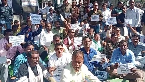 नागपूर: महावितरणच्या कार्यालयासमोर कंत्राटी कामगारांचे आंदोलन