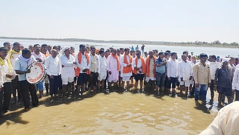 हिंगोली : इसापूर धरणात पाणी हक्क संघर्ष समितीच्या वतीने जलसमाधी आंदोलन