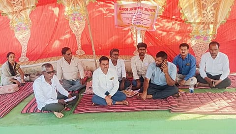 परभणी: ‘ज्ञानराधा क्रेडिट सोसायटी’च्या खातेदारांचे पाथरी तहसीलसमोर आमरण उपोषण