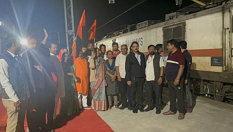 अमरावती : रामभक्तांना घेऊन ‘आस्था एक्सप्रेस’ अयोध्येला रवाना; खा. डॉ. अनिल बोंडे यांनी दाखवला भगवा झेंडा