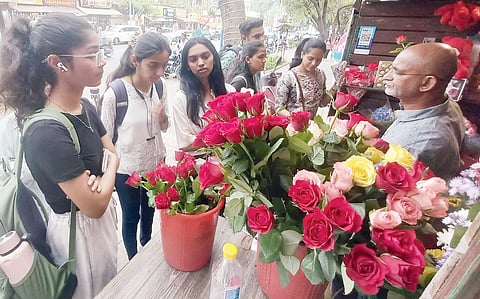 Pune : तरुणाईकडून ‘व्हॅलेंटाईन डे’चे सेलिब्रेशन