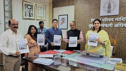 नाशिक : जि.प. अर्थसंकल्प सादर करताना जिल्हा परिषदेच्या सीईओ आशिमा मित्तल. समवेत अतिरिक्त मुख्य कार्यकारी अधिकारी अर्जुन गुंडे, जिल्हा ग्रामीण विकास यंत्रणेच्या प्रकल्प संचालक प्रतिभा संगमनेरे, लेखा व वित्त अधिकारी डॉ. भालचंद्र चव्हाण.