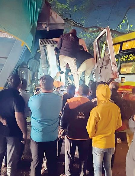 नवले पुलाजवळ डंपरची प्रवासी बसला धडक; सात जण जखमी