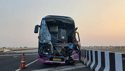 Samruddhi Expressway Accident : समृद्धी महामार्गावर खासगी बसचा भीषण अपघात, २७ जखमी