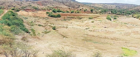 खोर परिसराला पाणीटंचाईच्या झळा ; पिके जगविण्यासाठी धडपड