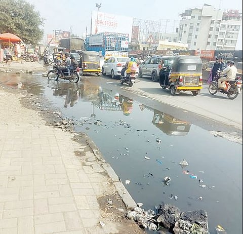 वाघोलीत नगर रोडवर सांडपाण्याचा त्रास; वाहनचालक, नागरिकांची कसरत