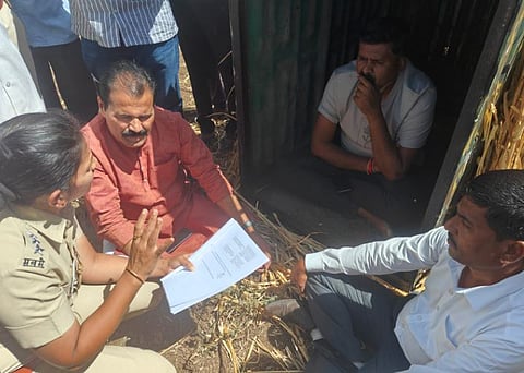 माजी सरपंच्याचे बिबट्या पकडण्सायाठी लावलेल्या पिंजऱ्यामध्ये बसून उपोषण