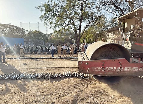 पोलिसांचा ‘बुलेटराजां’ना दणका : 571 बुलेट सायलेन्सरवर बुलडोजर