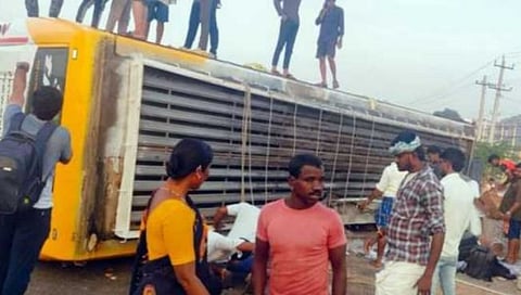 Belgaon Bus Accident : हैदराबादहून बेळगावकडे येणारी खासगी बस उलटली; अनेक प्रवासी गंभीर जखमी