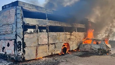 मथुरा येथील यमुना एक्स्प्रेस वेवर सोमवारी सकाळी बस आणि कारमध्ये भीषण अपघात झाला. या अपघातानंतर दोन्ही वाहनांनी पेट घेतला.