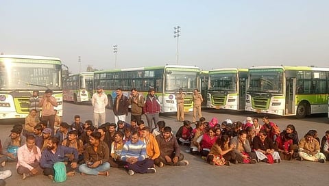 नाशिक : शहरातील सिटीलिंक बससेवा बंद असून डेपोत संप पुकारुन ठाण मांडून बसलेले सिटी लिंकचे वाहक. (छाया : हेमंत घोरपडे)