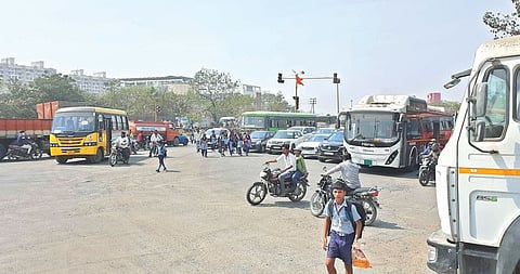 रस्ता ओलांडताना नागरिकांचा जीव मुठीत; स्कायवॉक उभारण्याची मागणी