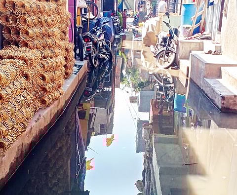 किती दिवस ड्रेनेजच्या पाण्यात जगायचं? : अप्पर परिसरातील नागरिकांचा सवाल