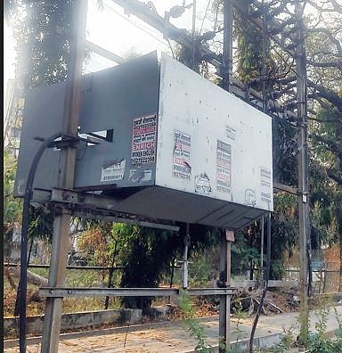 पदपथावर चालताय, सावधान! बसू शकतो विजेचा झटका