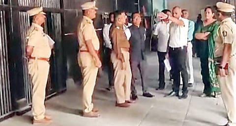 पुणे : सासवड तहसीलमधून ईव्हीएमचे सिम चोरी ; दोघे ताब्यात