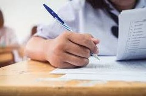 बारावीच्या पहिल्याच पेपरला राज्यात कॉपी बहाद्दरांची चलती !