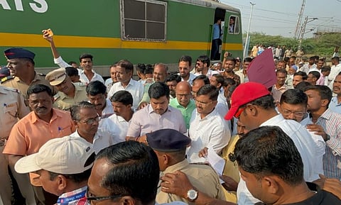 एक्स्प्रेस थांब्याकरीता भिगवणला रास्ता रोको