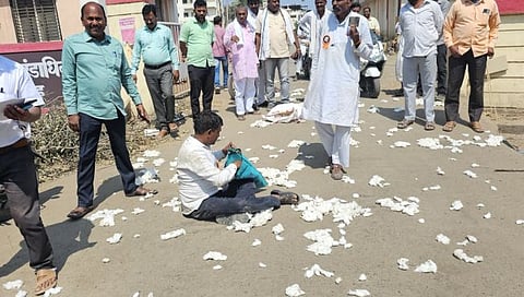 बीड: जिल्हाधिकारी कार्यालयासमोर कापूस उधळत शेतकऱ्याचे आंदोलन