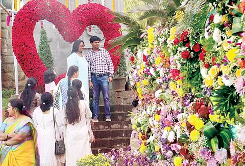 पुष्पप्रदर्शनास नागरिकांचा उत्स्फूर्त प्रतिसाद; पालिकेच्या वर्धापन दिनानिमित्त आयोजन