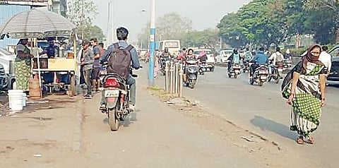 पदपथांना अनेक ठिकाणी अडचणींचा विळखा; अनेक ठिकाणी अतिक्रमण