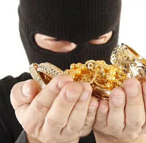 एसीपीच्या मुलालाच गंडा : आयकरचा छापा पडणार असल्याची बतावणी