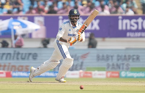 राजकाेट कसाेटीत भारताचा अष्टपैलू खेळाडू रवींद्र जडेजा यानेही धडाकेबाज फलंदाजीचे प्रदर्शन करत शतक झळकावले.