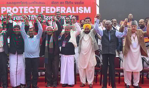 केंद्र सरकारच्या कर धोरणांविरोधात केरळ सरकारने आज (८ फेब्रुवारी) दिल्लीतील जंतरमंतरवर निदर्शने केली. यात केरळचे मुख्यमंत्री पिनराई विजयन यांच्यासह दिल्लीचे मुख्यमंत्री अरविंद केजरीवाल, पंजाबचे मुख्यमंत्री भगवंतसिंह मान आणि मार्क्सवादी कम्युनिस्ट पक्षाचे सरचिटणीस सीताराम येचुरी सहभागी झाले होते.