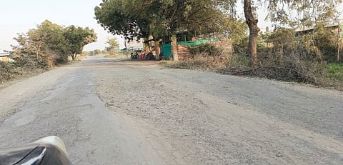 Nagar : खडका रस्त्यावरील प्रवास खडतरच !