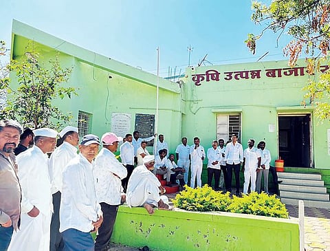 कांदा निर्यातबंदीबाबत अपेक्षाभंग : पारनेर बाजार समितीत आंदोलन