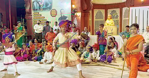 लालमहालात रंगला मर्दानी खेळ : दांडपट्टा, तलवार, या कलागुणांचे सादरीकरण